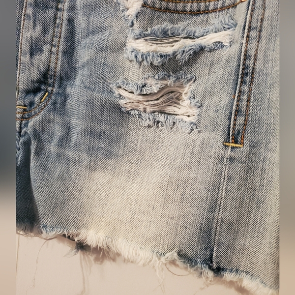 Women's American Eagle Light Wash Distressed Denim Shorts - Picture 4 of 8